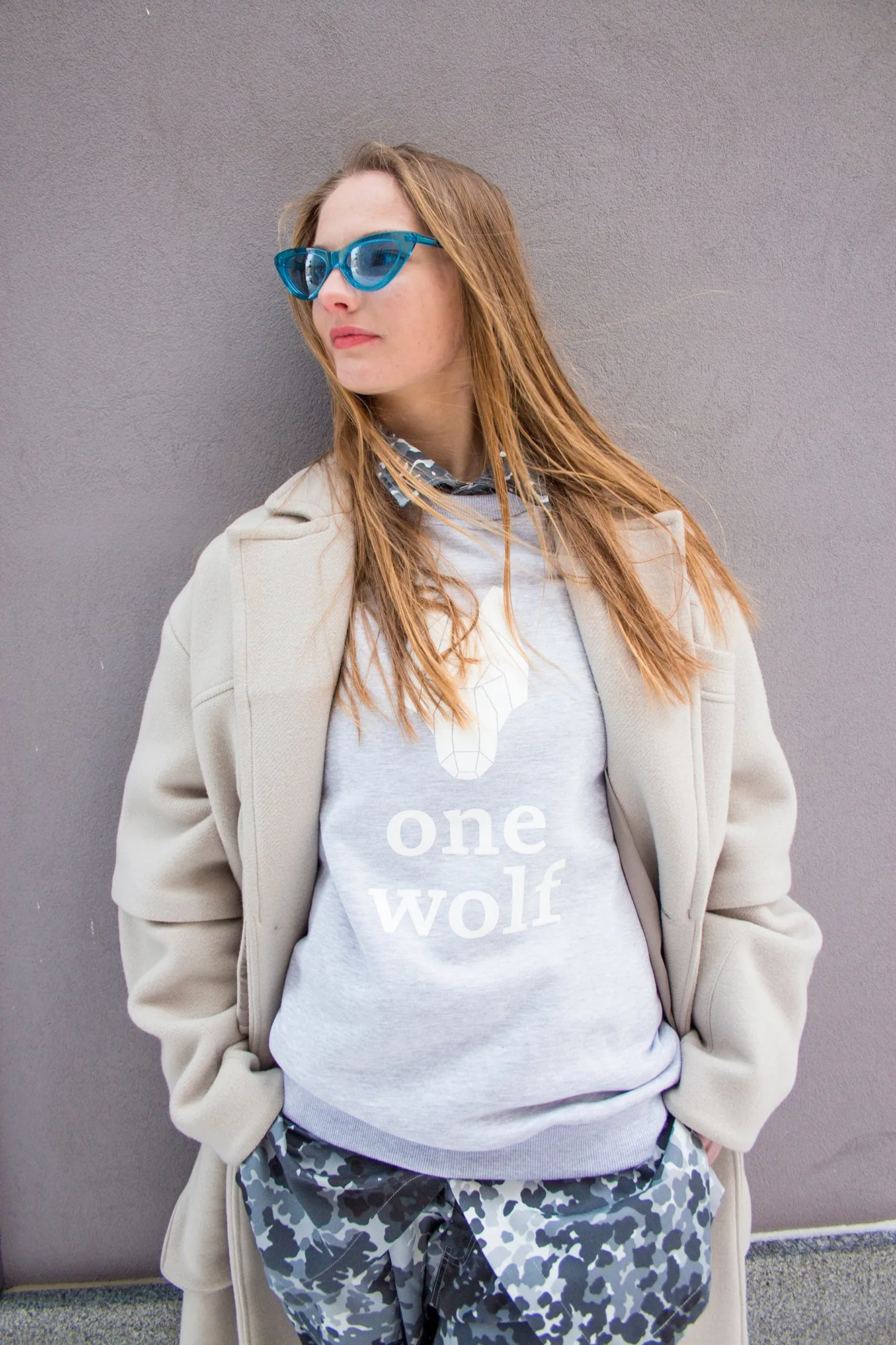 ONE WOLF LOGO COMFORT sweater grey/white logo